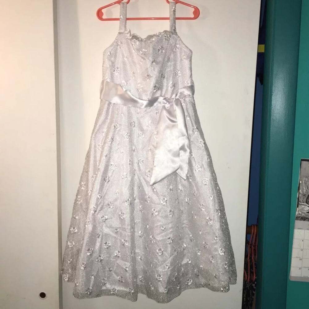 Girls size 6 White Dress.  Communion Flower Girl